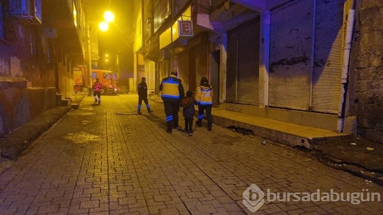 Şarjda bırakılan cep telefonu alev aldı