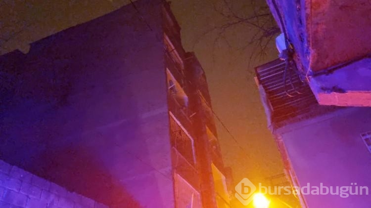 Şarjda bırakılan cep telefonu alev aldı
