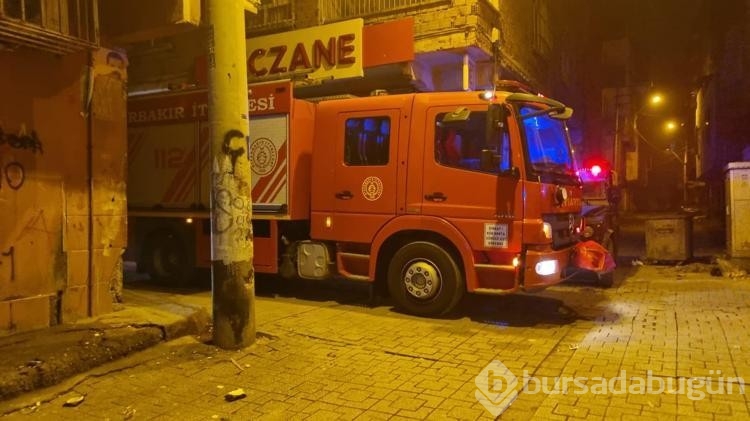 Şarjda bırakılan cep telefonu alev aldı