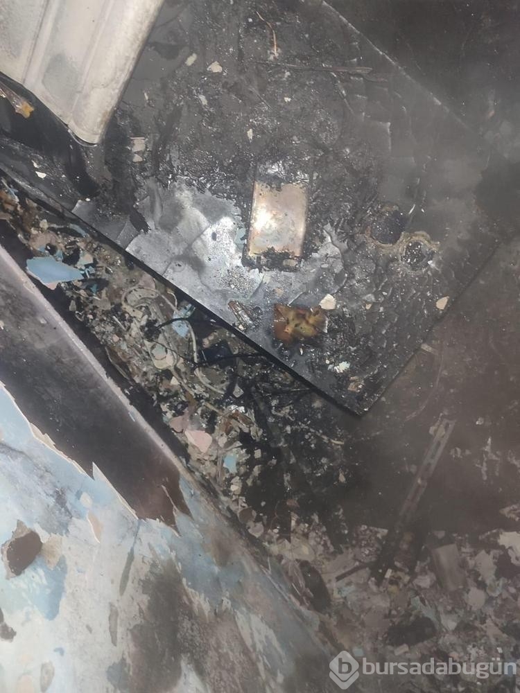 Şarjda bırakılan cep telefonu alev aldı