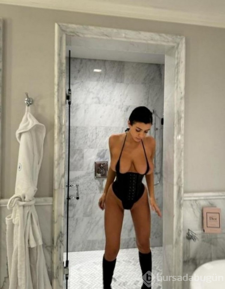 Kanye West eşinin yarı çıplak hallerini paylaştı!