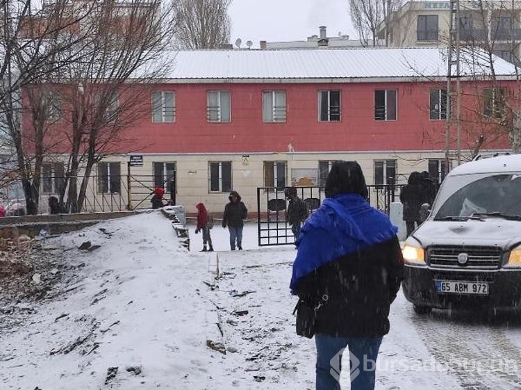 Çığ riski nedeniyle Van - Bahçesaray kara yolu 13 gündür kapalı
