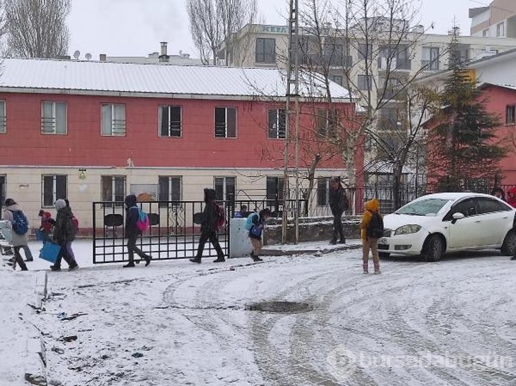 Çığ riski nedeniyle Van - Bahçesaray kara yolu 13 gündür kapalı
