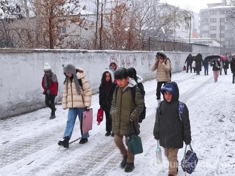 Çığ riski nedeniyle Van - Bahçesaray kara yolu 13 gündür kapalı
