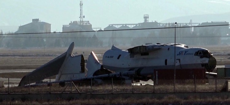 Erzurum'daki Gürcistan uçağı, yıllar sonra aprondan çıkarıldı