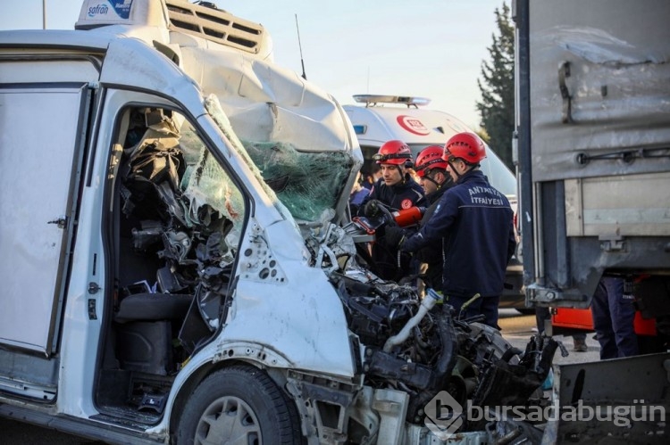 Antalya'da park halindeki TIR'a çarpan minibüsün sürücüsü öldü
