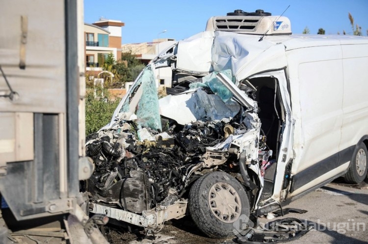 Antalya'da park halindeki TIR'a çarpan minibüsün sürücüsü öldü
