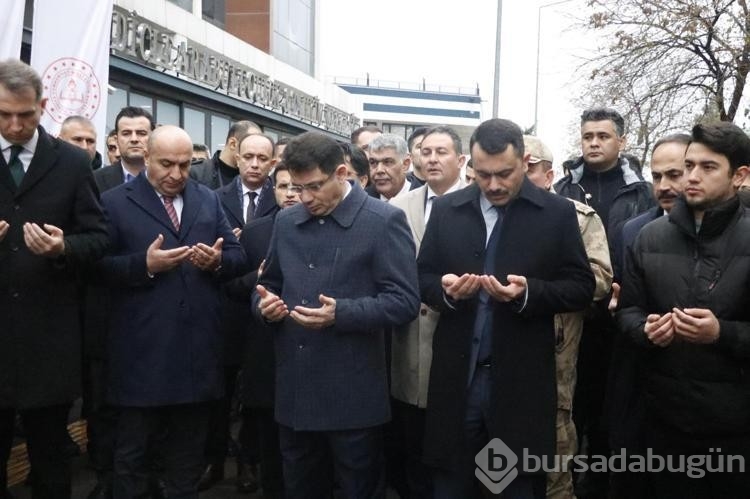 Diyarbakır'da dershane önündeki bombalı saldırıda ölenler anıldı
