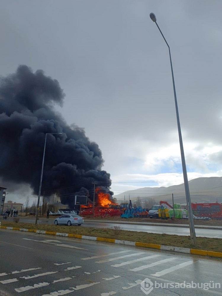 Sivas'ta tarım aletleri satılan iş yerinde yangın
