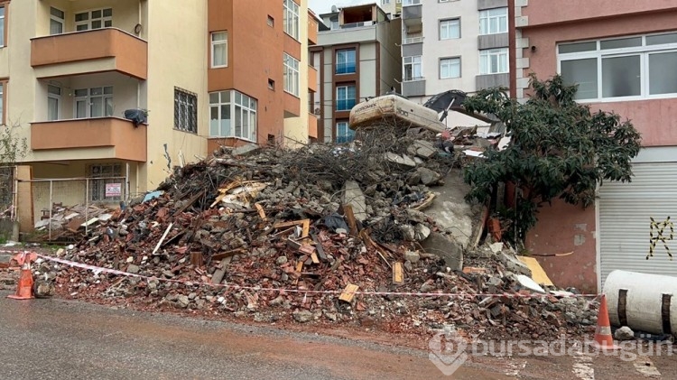 Maltepe'de bina yıkım esnasında caddeye çöktü
