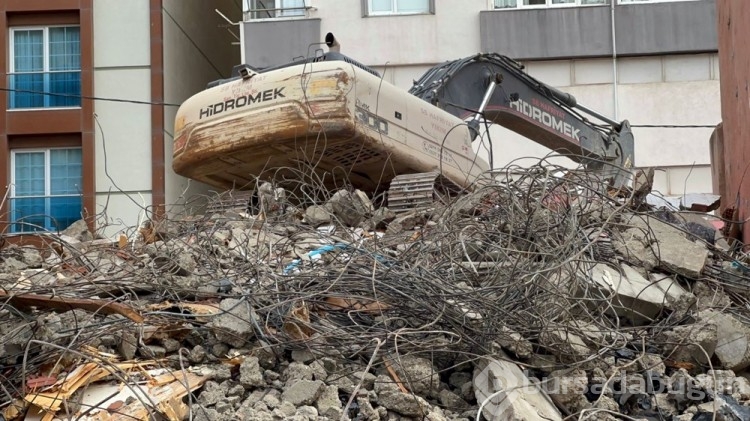 Maltepe'de bina yıkım esnasında caddeye çöktü
