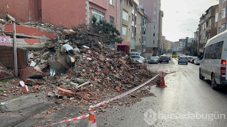 Maltepe'de bina yıkım esnasında caddeye çöktü
