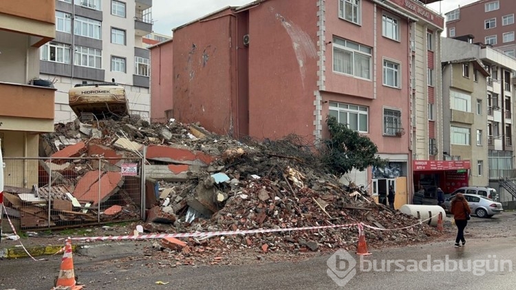 Maltepe'de bina yıkım esnasında caddeye çöktü
