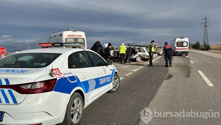 Kütahya'da 2 otomobil çarpıştı; 1'i ağır, 8 yaralı