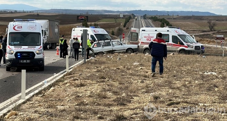 Kütahya'da 2 otomobil çarpıştı; 1'i ağır, 8 yaralı