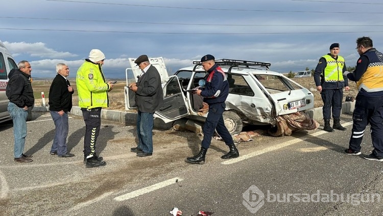 Kütahya'da 2 otomobil çarpıştı; 1'i ağır, 8 yaralı