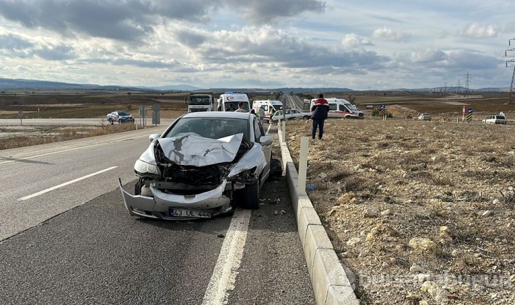 Kütahya'da 2 otomobil çarpıştı; 1'i ağır, 8 yaralı