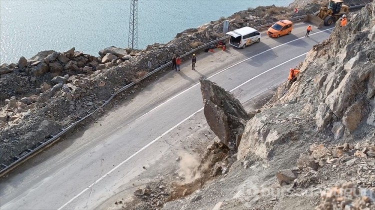 Artvin'de riskli kayalar için endüstriyel dağcılar devrede
