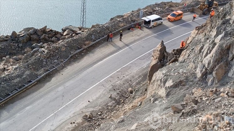 Artvin'de riskli kayalar için endüstriyel dağcılar devrede
