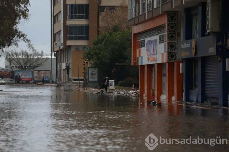 Hatay İskenderun'da sağanak etkili oldu
