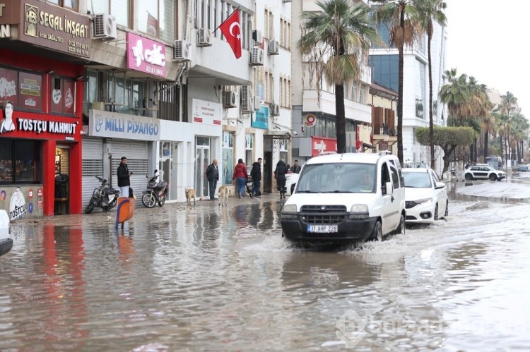Hatay İskenderun'da sağanak etkili oldu
