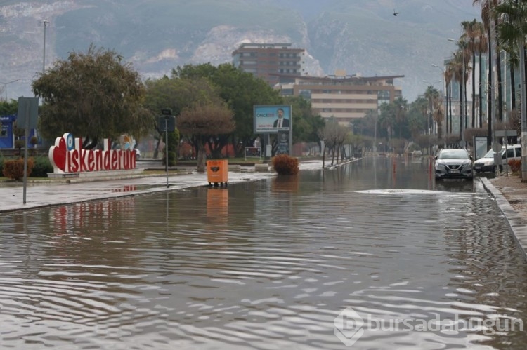 Hatay İskenderun'da sağanak etkili oldu
