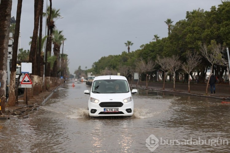 Hatay İskenderun'da sağanak etkili oldu
