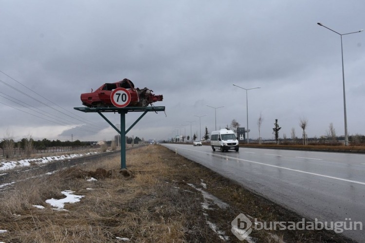 Erzurum'da sürücülere hasarlı araçlarla uyarı
