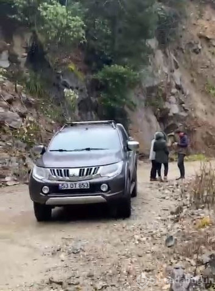 Rize'de heyelan yolu kapattı