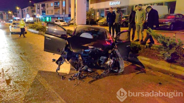 Bursa'da kontrolden çıkan otomobil yola uçtu
