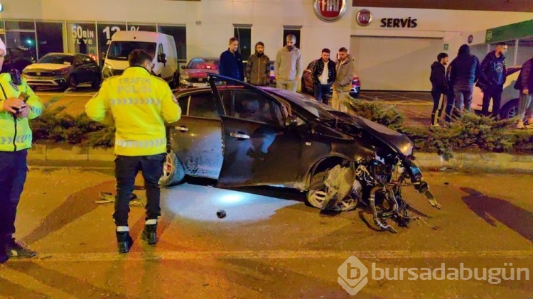 Bursa'da kontrolden çıkan otomobil yola uçtu
