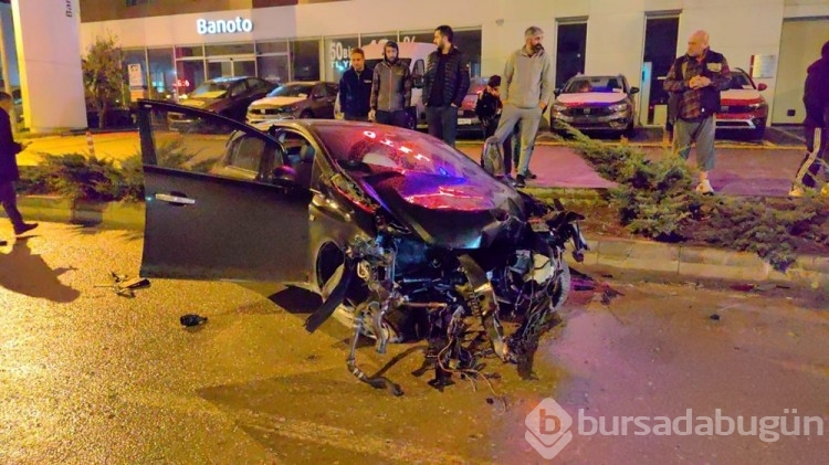Bursa'da kontrolden çıkan otomobil yola uçtu
