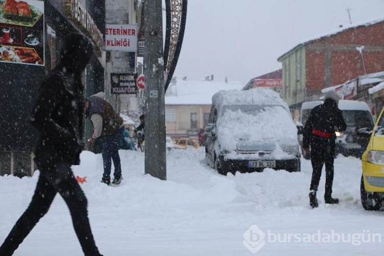 Karlıova'da kar etkili oldu

