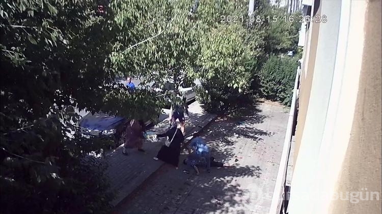 Baba ve kızının bıçaklanarak öldürüldüğü komşu kavgası kamerada
