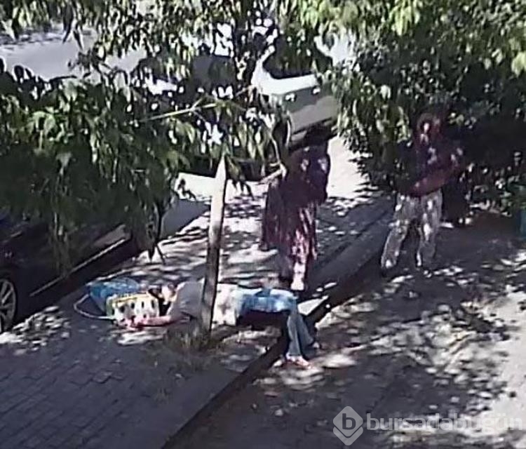 Baba ve kızının bıçaklanarak öldürüldüğü komşu kavgası kamerada
