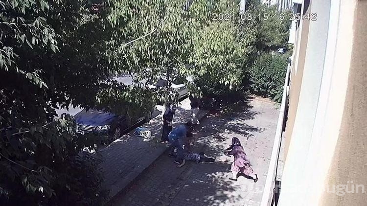 Baba ve kızının bıçaklanarak öldürüldüğü komşu kavgası kamerada
