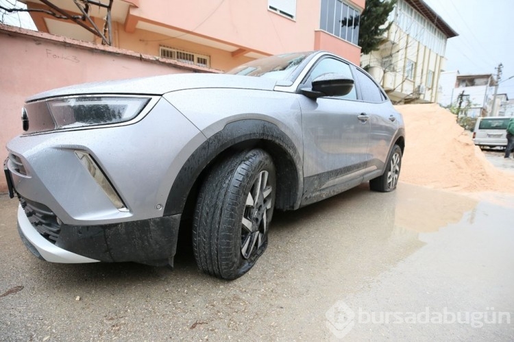 Park halindeki 200 aracın lastikleri patlatıldı
