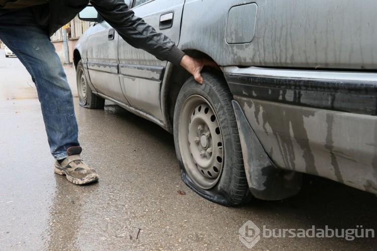 Park halindeki 200 aracın lastikleri patlatıldı
