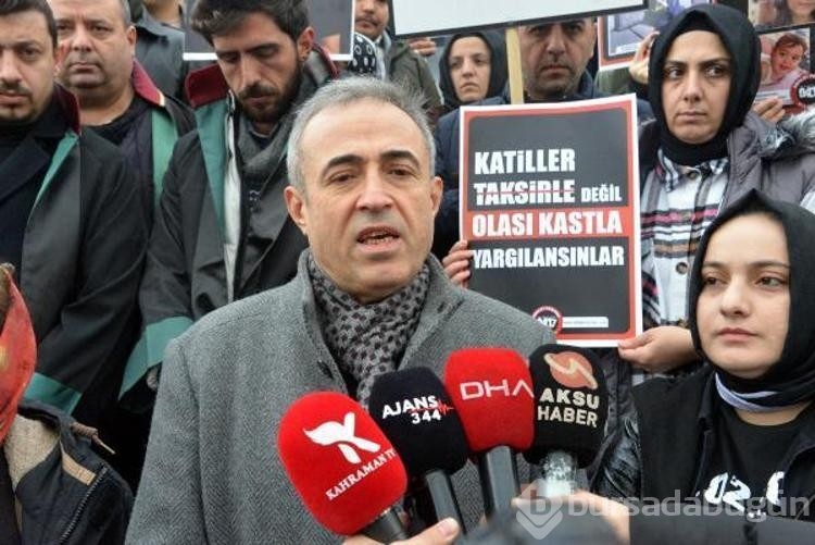 Depremde hayatını kaybedenlerin yakınlarından adliye önünde açıklama
