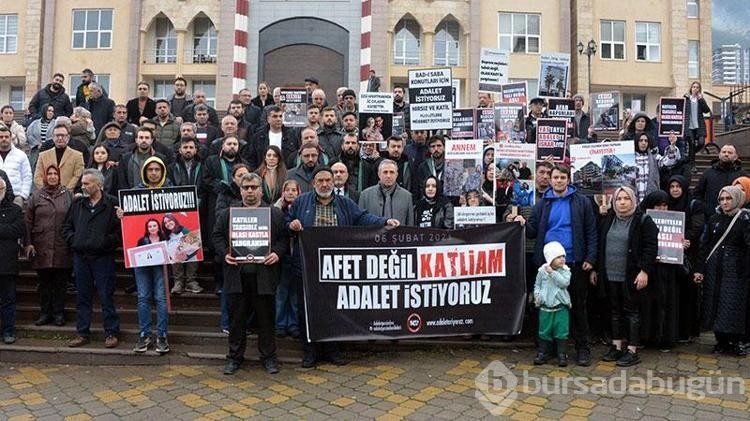 Depremde hayatını kaybedenlerin yakınlarından adliye önünde açıklama
