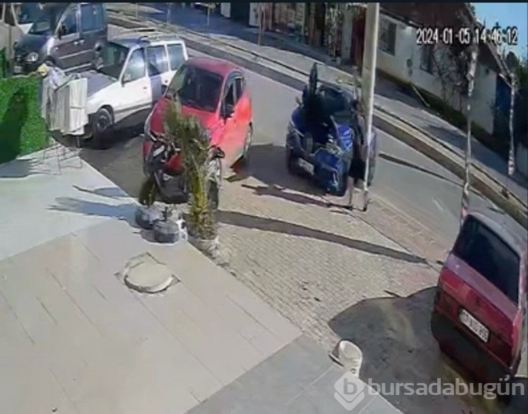 Kontrolden çıkan araç, otobüs bekleyenlere çarptı