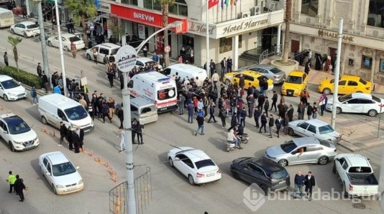 Sinir krizi geçiren kadın, elinde satırla yol kesti! "Kocam buraya gelsin"