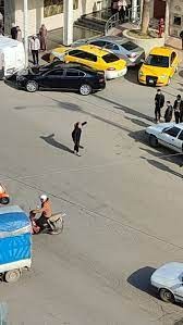 Sinir krizi geçiren kadın, elinde satırla yol kesti! "Kocam buraya gelsin"