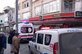 Sinir krizi geçiren kadın, elinde satırla yol kesti! "Kocam buraya gelsin"