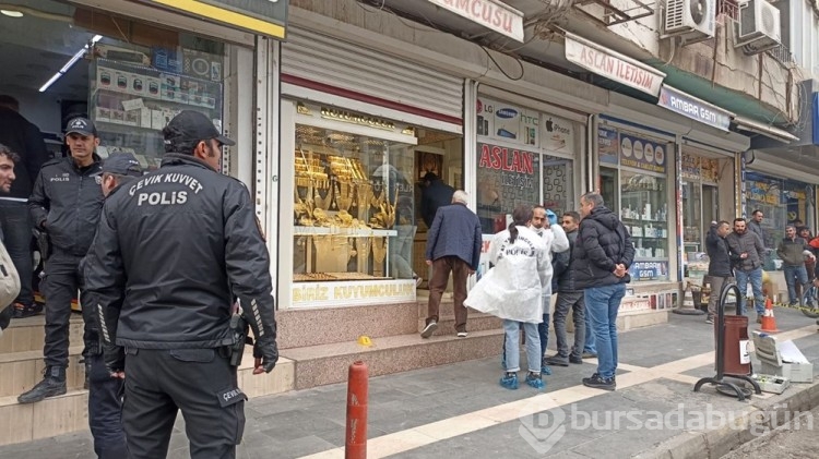 Kar maskeli soyguncular kuyumcuyu vurdu
