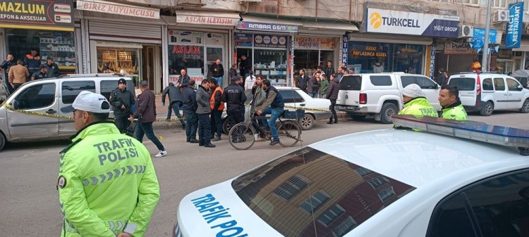 Kar maskeli soyguncular kuyumcuyu vurdu
