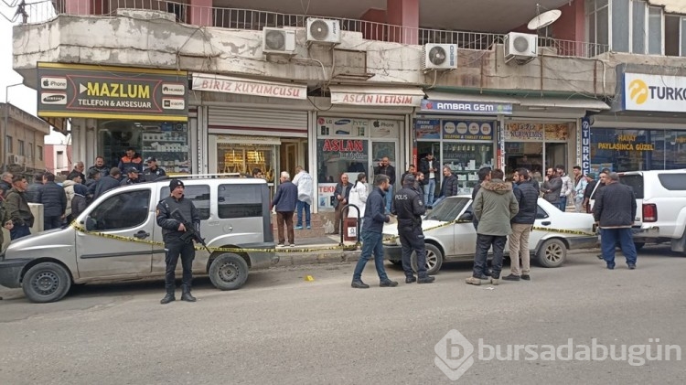 Kar maskeli soyguncular kuyumcuyu vurdu
