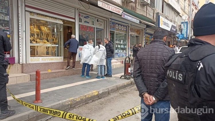 Kar maskeli soyguncular kuyumcuyu vurdu
