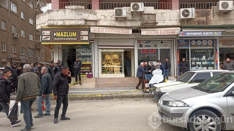Kar maskeli soyguncular kuyumcuyu vurdu
