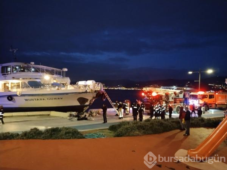 İzmir'de kıyıya çıkan vapur, limana çekildi
